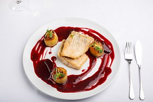 Filet z candáta s omáčkou z červené řepy a křenu, bramborový fondant